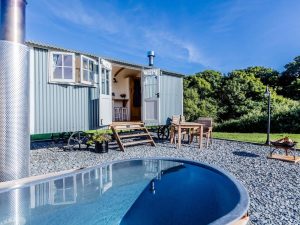 Cornish Coastal Shepherds Hut with Hot tub