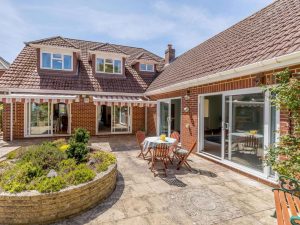 Hampshire Coastal Lodge with Pool