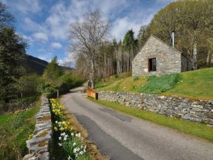 Loch Ness Romantic Retreat Cottage