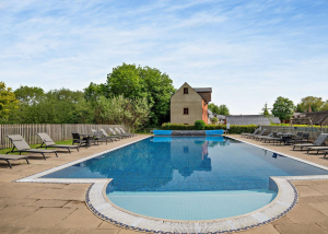 Cotswolds Lakeside Holiday Cottage with Pool