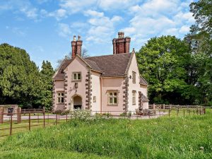 Cotswolds Holiday Cottage with Garden