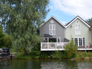 Cotswold Lakeside Holiday Cottage